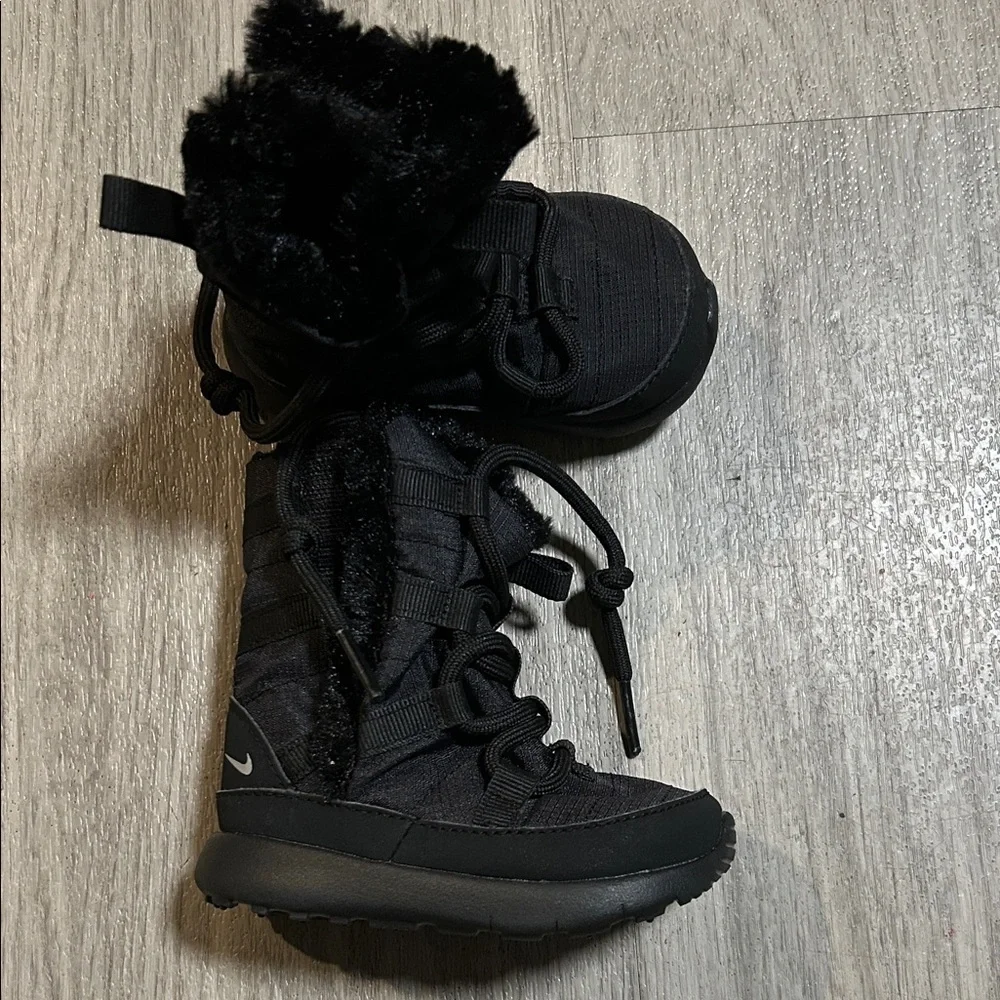 Nike Kids Black Furry Boots (baby)